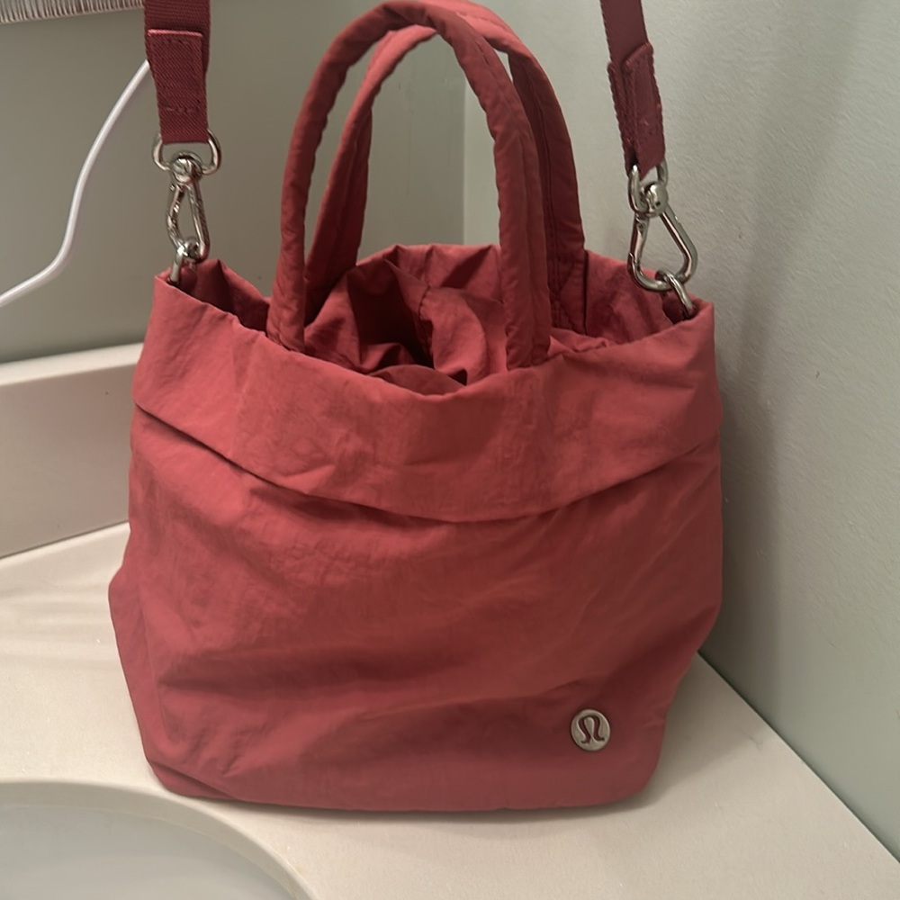 Lululemon On My Level bag